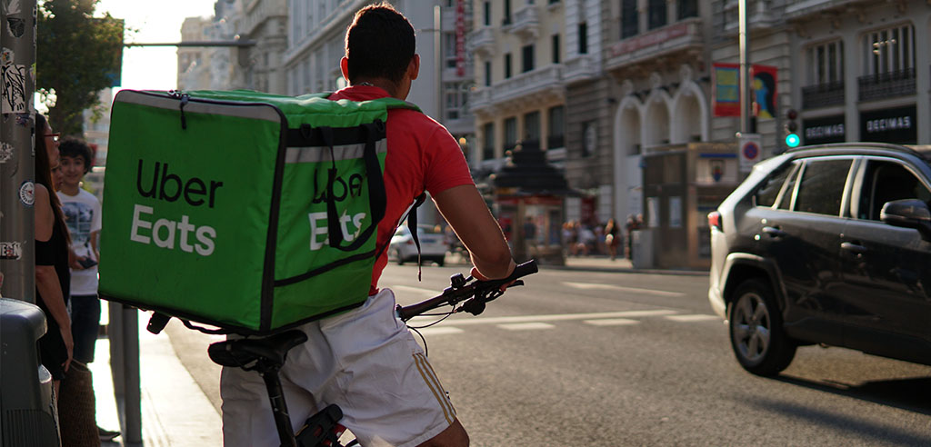 uber eats driver is delivering food to his customer