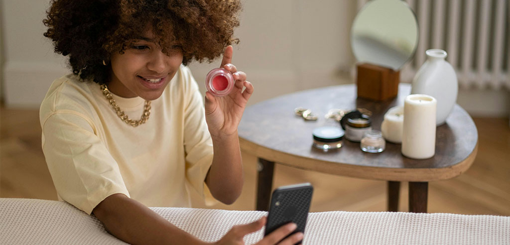 Why is being an influencer a good side hustle?