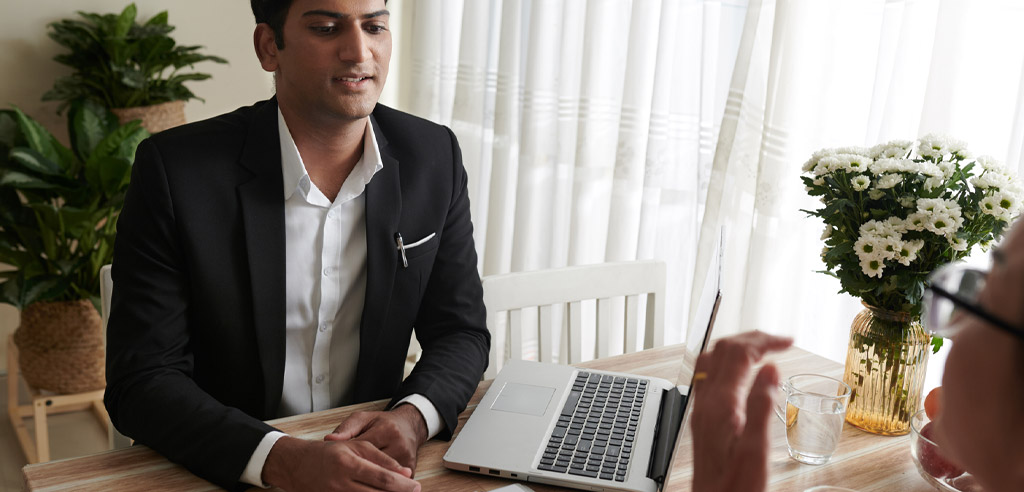 Man chatting with a client for his consulting side hustle