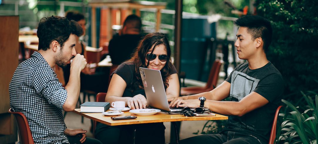 Image of a group of digital nomads working in a cafe.