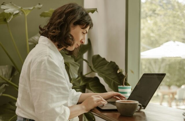 A woman microshifting at a coffee shop.