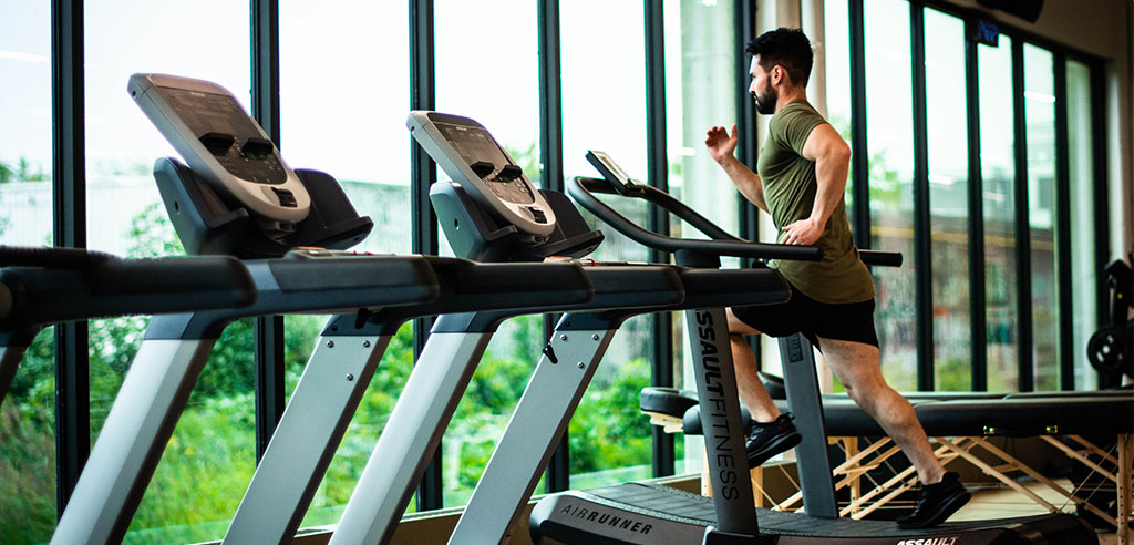 a personal trainer is doing a treadmill