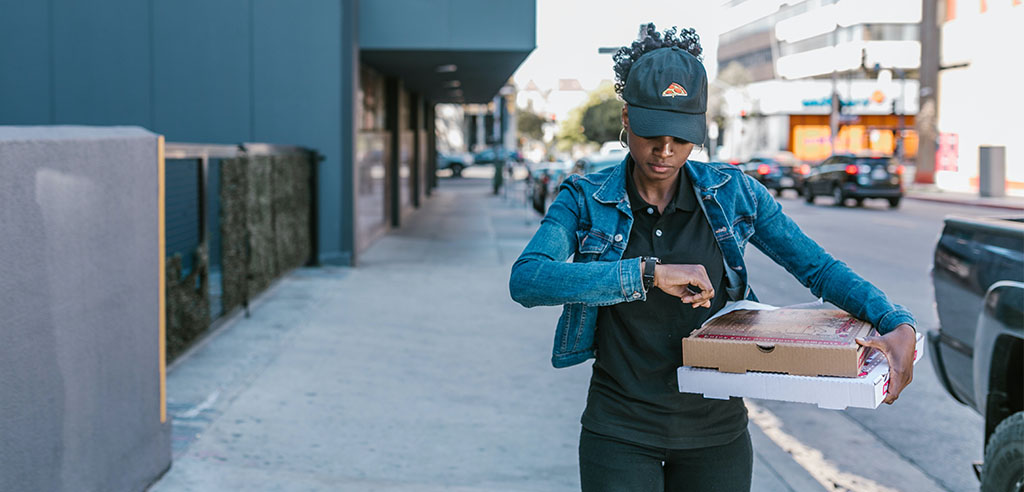 uber eats driver delivering food
